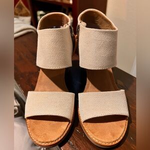 TOMS open-toed bootie
Zippered side closure.
Block heel platforms.